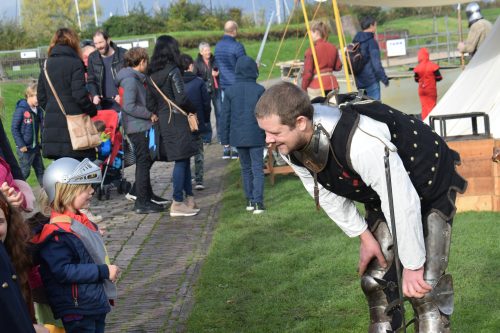 ridder aan het uitleggen