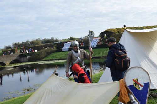 ridder aan het uitleggen