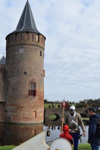 ridder aan het uitleggen