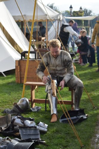 ridder aan het aankleden