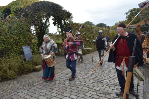 ridders komen er aan