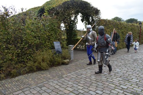 ridders komen er aan